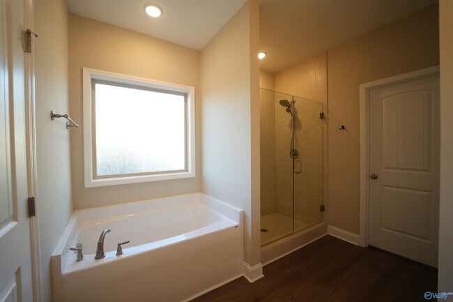 Building Photo - 204 Joan Cir