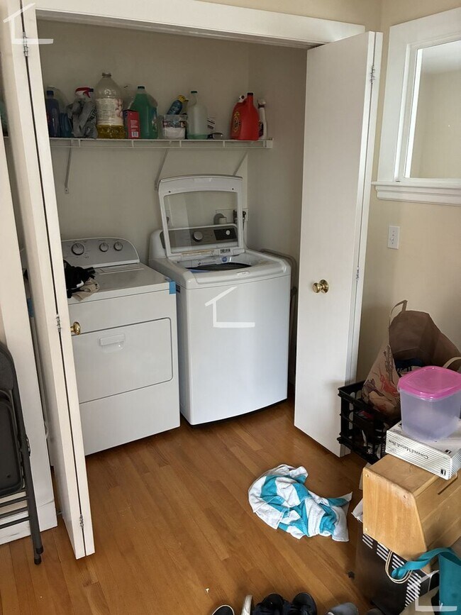 Building Photo - Rent a House in Newton 4bed/2.5 Bath - Parking included!