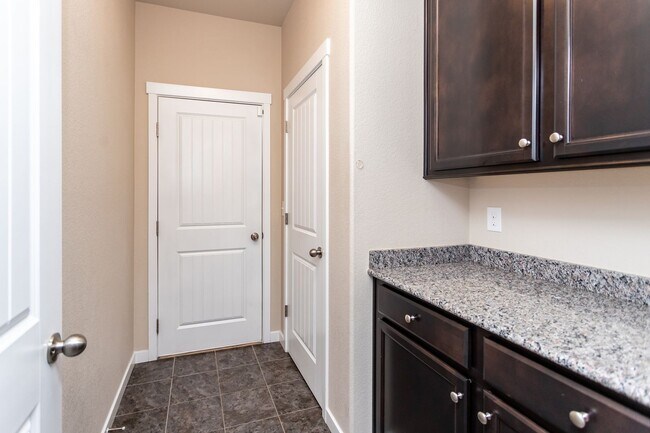 Building Photo - Beautiful Home with Stunning Views!