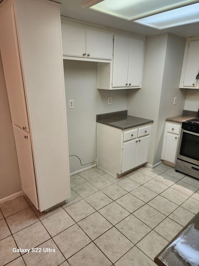Building Photo - 2 Bedroom 1 Bathroom Apartment with 1 Car ...