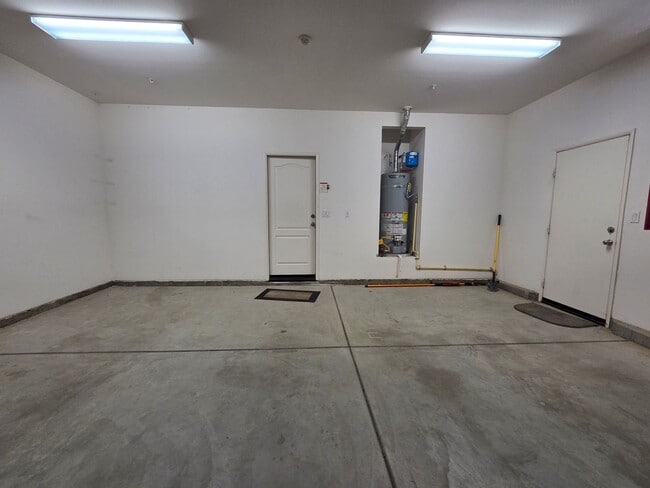 Building Photo - New Listing!