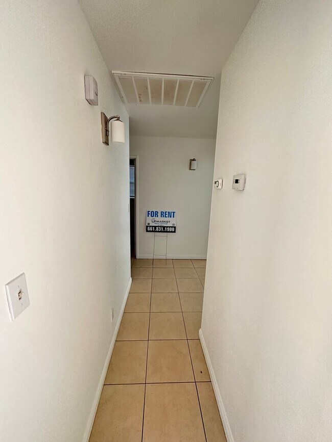 Building Photo - Cozy 3-Bedroom, 2-Bathroom Home in North Bakersfield