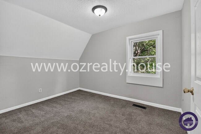 Building Photo - 640 Nesslewood Ave