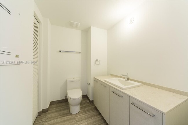 Building Photo - 1010 Brickell Ave