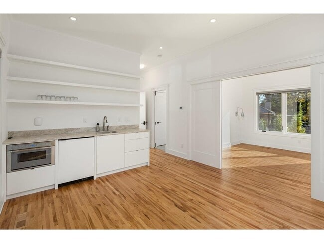 Building Photo - 2700 W Lake of the Isles Pkwy