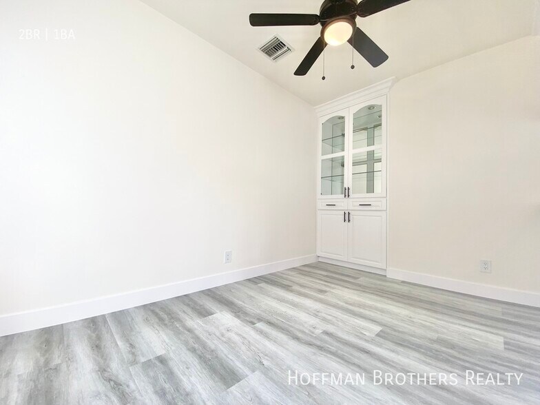 Building Photo - 441 1/2  N Hayworth Ave -A