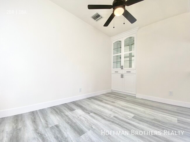 Building Photo - 441 1/2  N Hayworth Ave