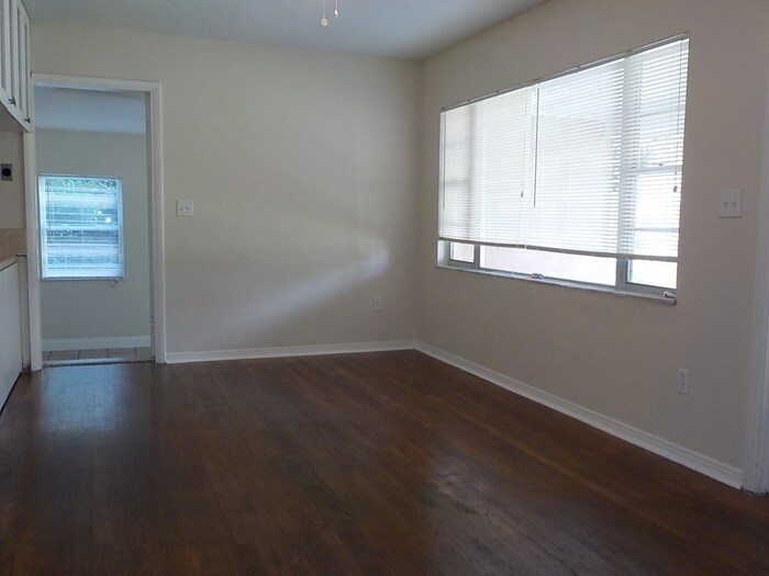 Building Photo - 441 S Elm Rd