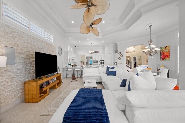 Building Photo - 10771 Versailles Blvd