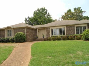 Building Photo - 931 Whiting Dr SE