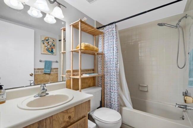 Building Photo - Beautiful 2 bedroom/2 bath Condo
