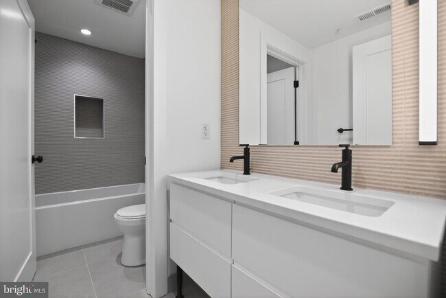 Building Photo - 635 N 7th St