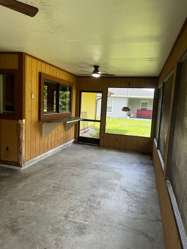 Building Photo - 3 BEDROOM, 2 BATH HOME WITH TILE THROUGHOUT & CLOSE TO THE TURNPIKE