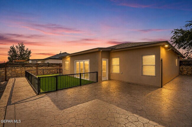 Building Photo - 641 Bariloche Dr