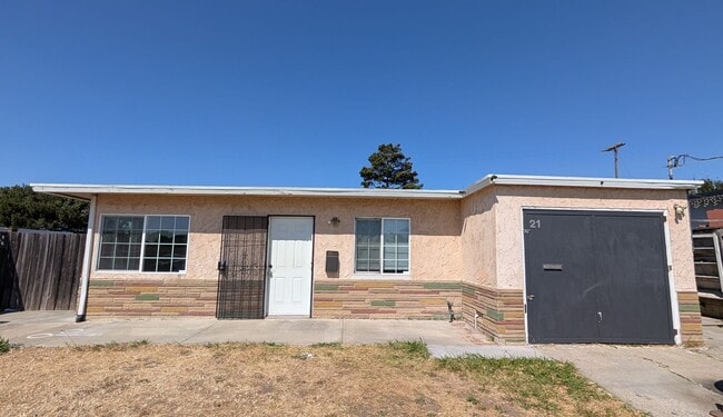 Primary Photo - 4 Bed, 1.5 bath Home, freshly painted and ...