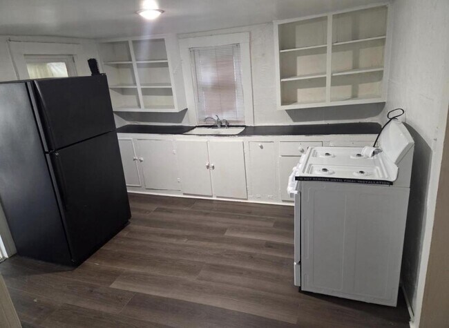 Building Photo - 1129 E Maple St