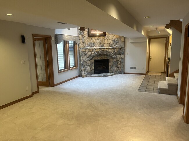 Building Photo - 180 Eleanor Dr