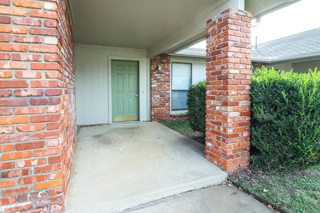 Building Photo - Cozy & Updated