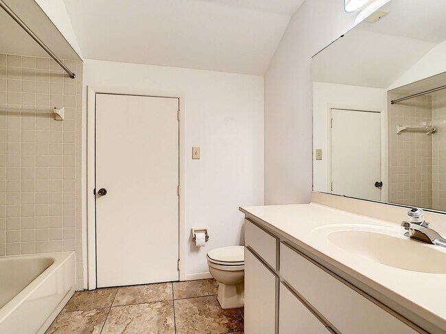 Building Photo - RARE 3 BEDROOM/ 2 BATH IN THE HIGHLY DESIR...