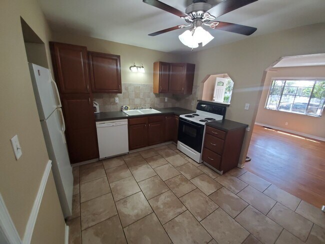 Building Photo - Two Bedroom House with carport