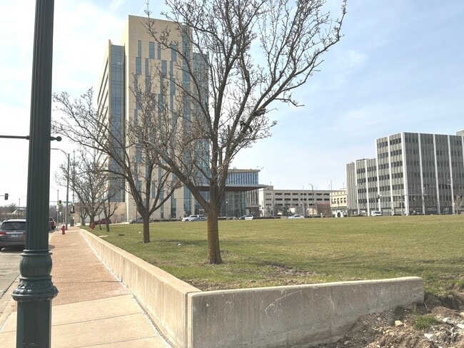 Building Photo - 224 E Cass St