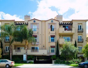 Building Photo - Parc St Clair West