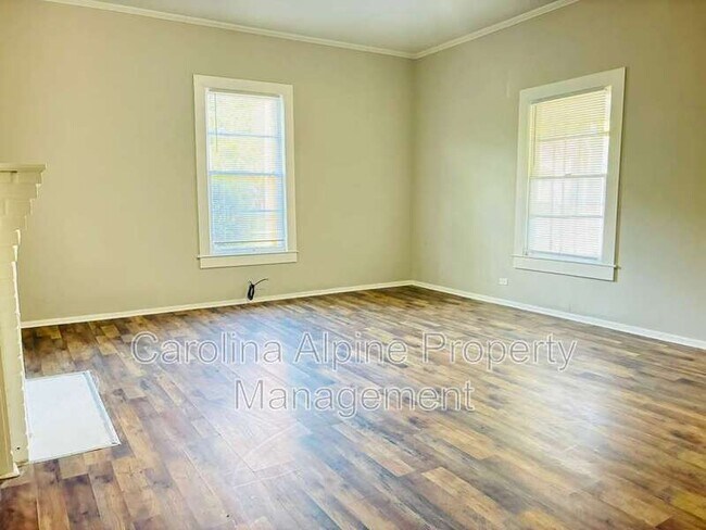 Building Photo - 321 N Poplar St