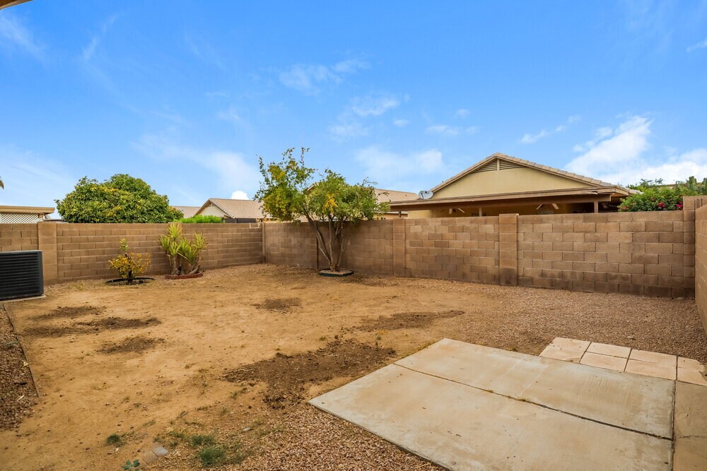 Building Photo - 2214 E Aire Libre Ave