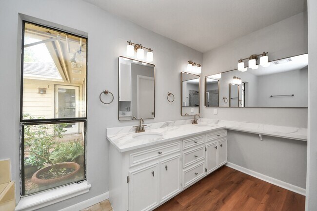 Building Photo - 1023 Oyster Bay Dr