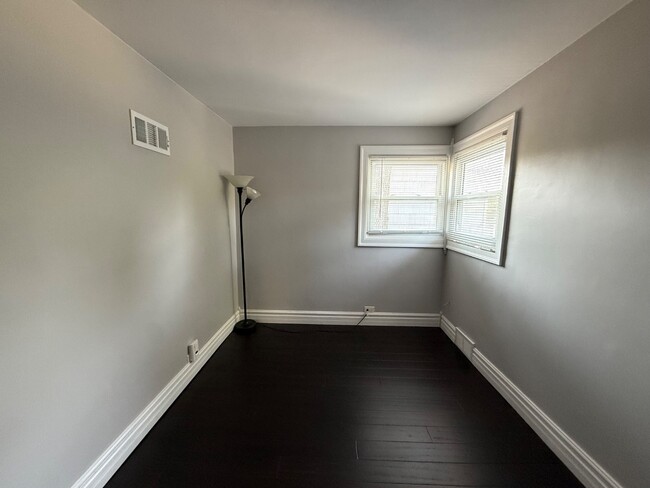 Building Photo - 558 Broadview Ave
