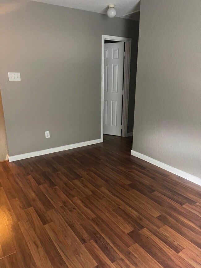 Building Photo - 5615 W Harrow Dr