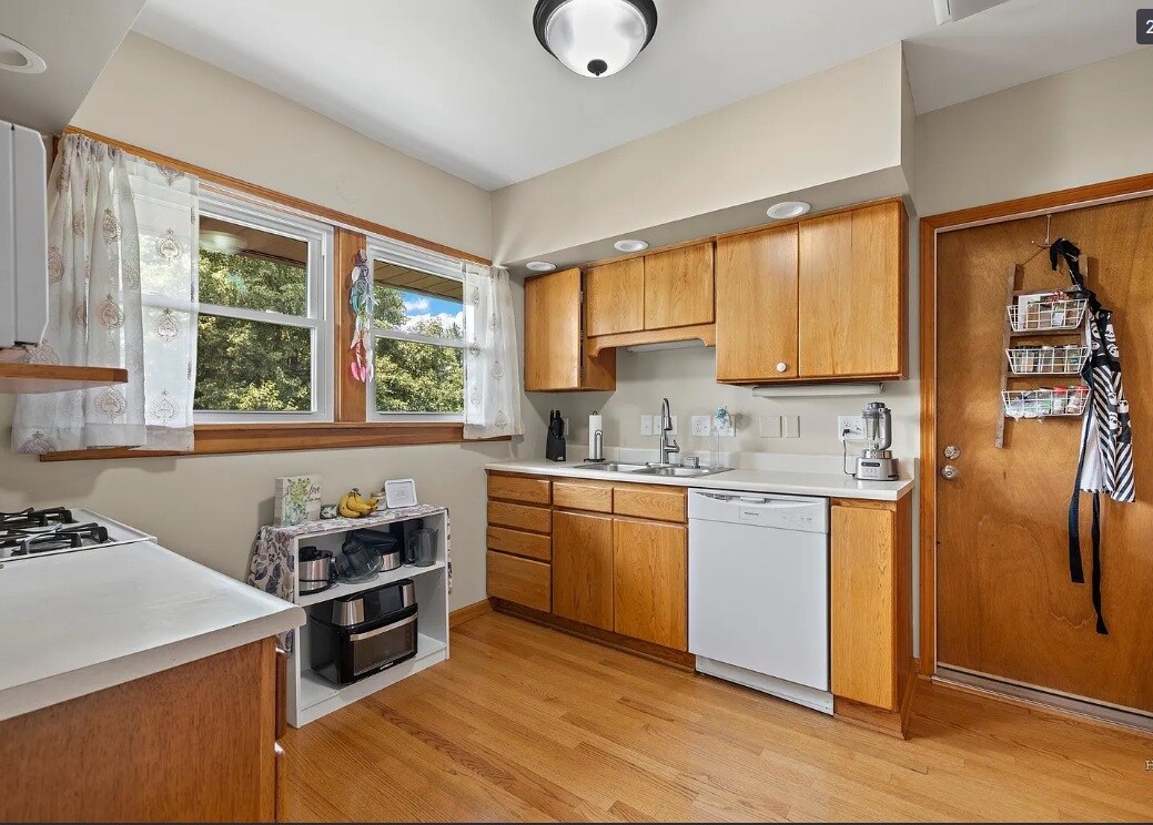 Building Photo - 80 S Williams St