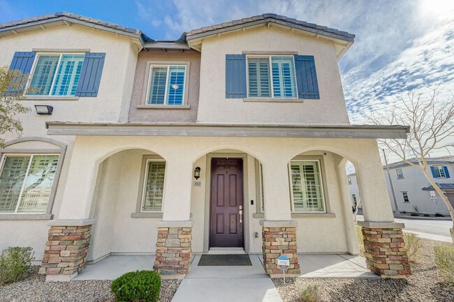 Primary Photo - Modern 3 Bedroom Townhouse near Blue Diamond