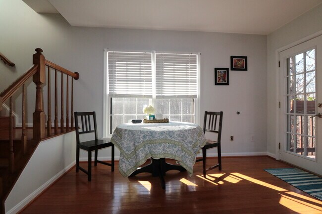 Building Photo - Gorgeous Luxury TH 4 bed, 3.5 bath w/ Wood...