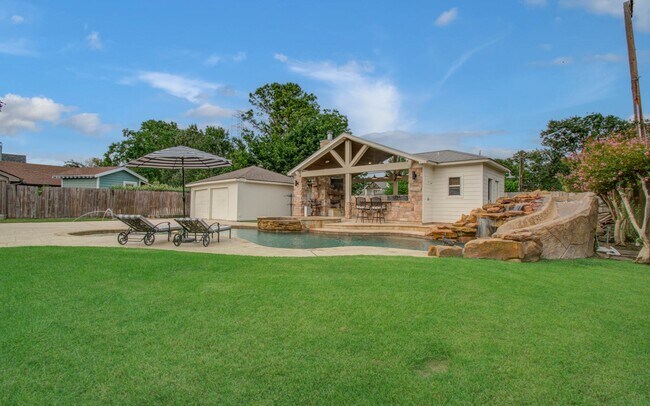 Building Photo - 422 Wycliffe Dr