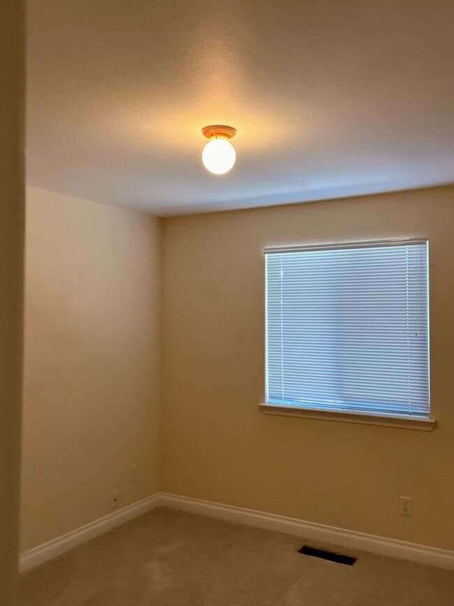 Building Photo - beautiful home in downtown gardnerville