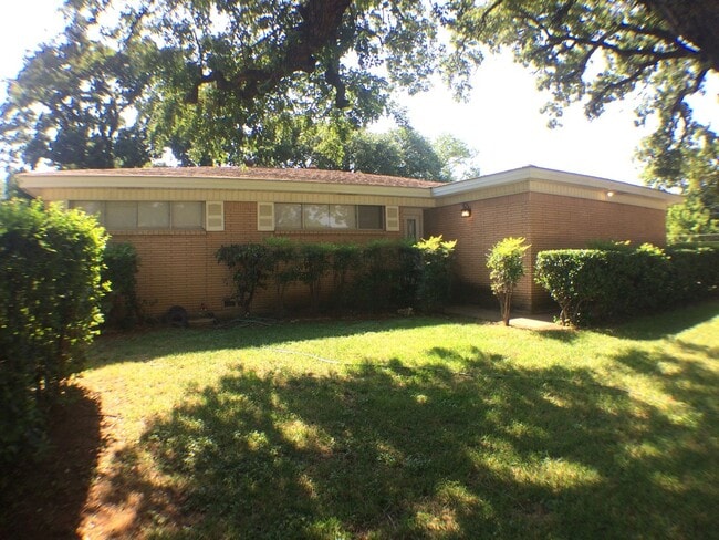 Building Photo - Charismatic 3 Bed 2 Bath Home!