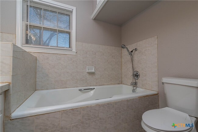 Building Photo - 609 S Pecan Ave