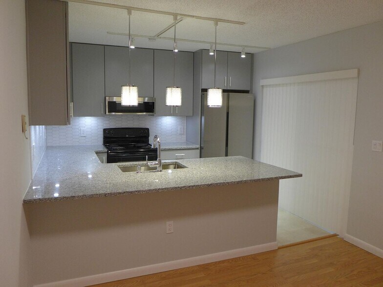 Building Photo - 2708 12th Ct