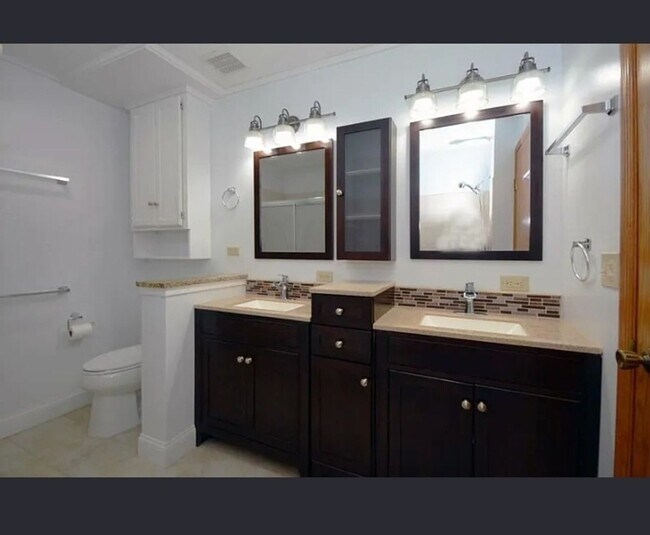 Building Photo - Charming 3BR - 2 Bath House in Shoreview