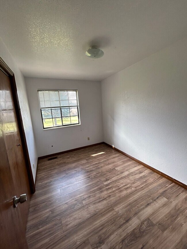 Building Photo - 3 bedroom 1 bath home in south Spanish Fork