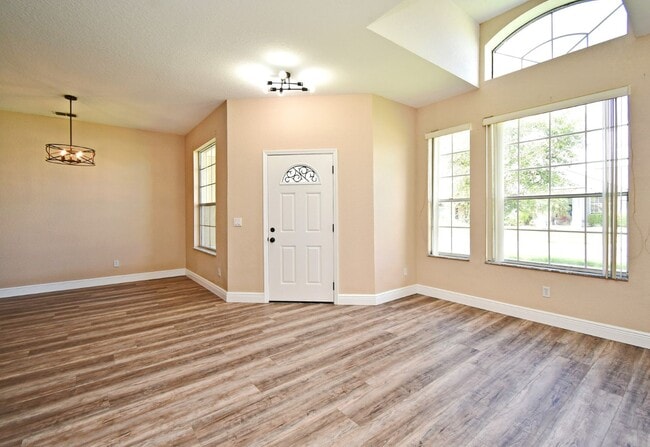 Building Photo - Lovely Remodeled 4/2 Home
