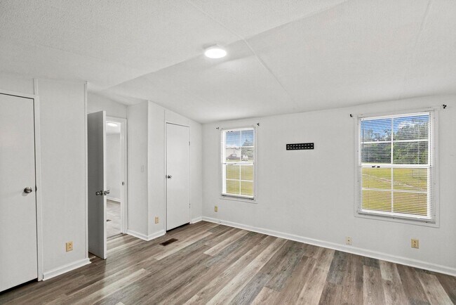 Building Photo - 3 bedroom Available Now!