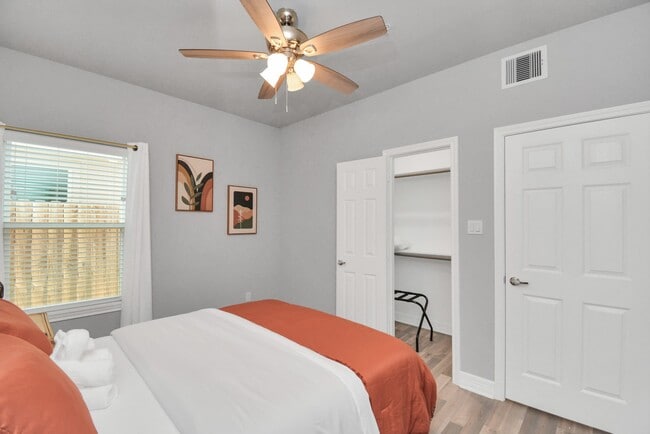 Building Photo - 7823 Gladstone St