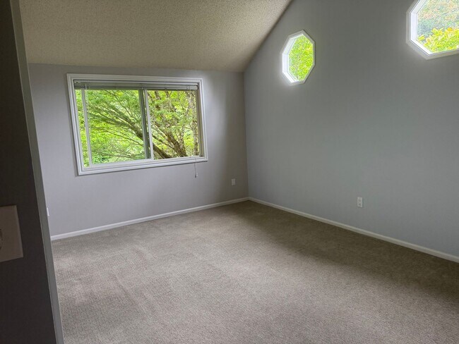 Building Photo - $3900.00 3 Bedroom 2.5 Bath Modern Style Home in Kirkland