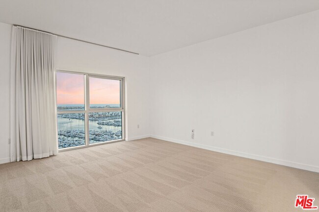 Building Photo - 13700 Marina Pointe Dr