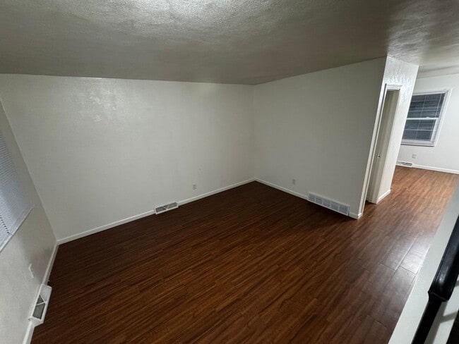 Building Photo - 725 W 61st St