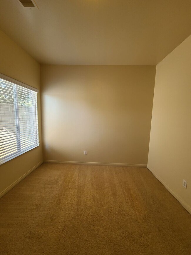 Building Photo - 4/2 bathroom located close to schools, sho...
