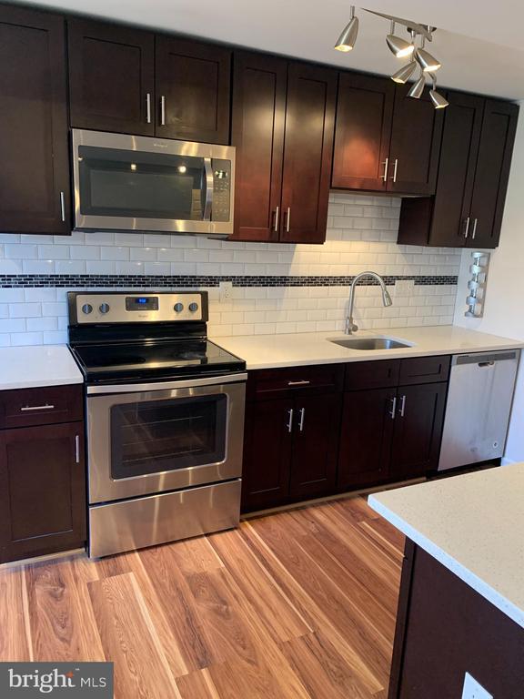 Building Photo - 2 Normandy Square Ct