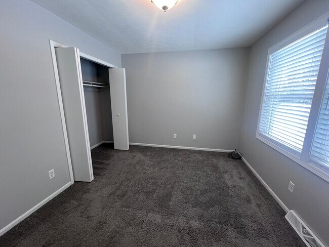 Building Photo - Updated 2 Bedroom Side by Side Duplex!